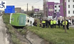 Samsun'da öğrencilerin bulunduğu midibüsün devrilmesi sonucu 11 kişi yaralandı