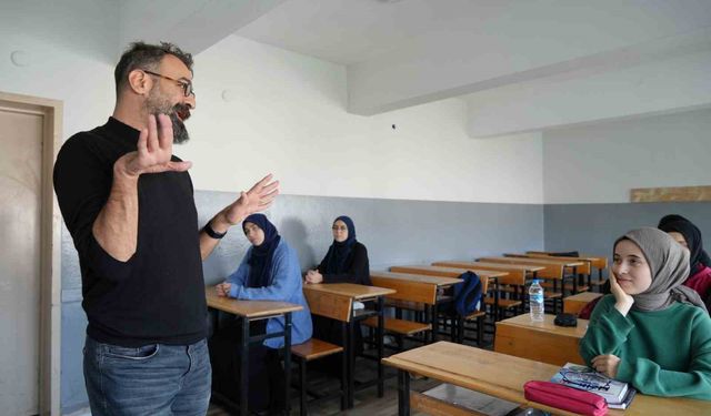 Serebral Palsili Öğretmen 22 Yıldır Işık Saçıyor