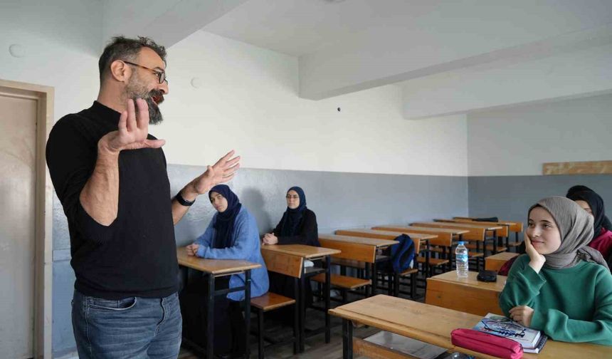 Serebral Palsili Öğretmen 22 Yıldır Işık Saçıyor