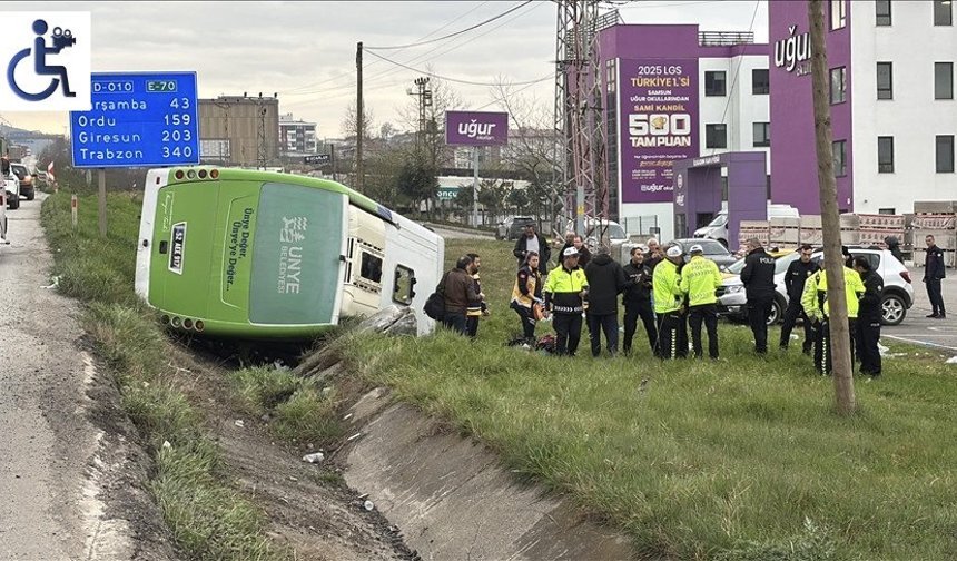 Samsun'un İlkadım ilçesinde midibüsün devrilmesi sonucu aralarında öğrencilerin de bulunduğu 11 kişi yaralandı.
